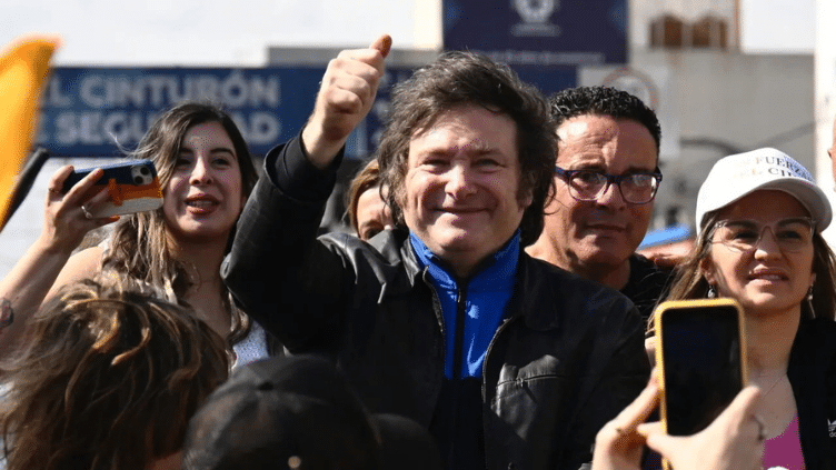 Milei viaja a Entre Ríos y Santa Fe para retomar la campaña