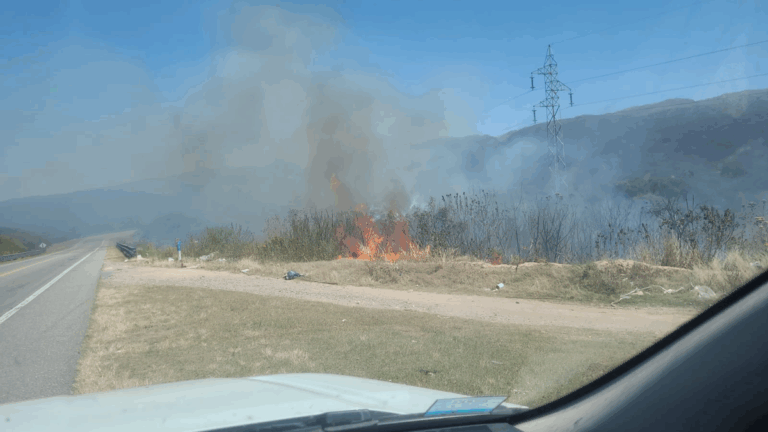 Recomiendan circular con precaución por la Cuesta del Totoral debido a un incendio