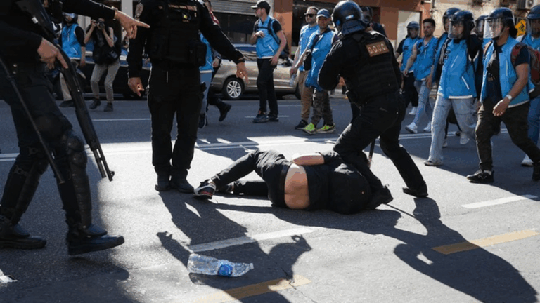 Represión en la marcha de jubilados: hay al menos tres detenidos