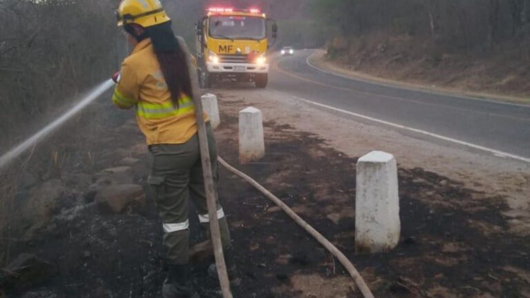 Catamarca bajo alerta roja por incendios forestales: brigadistas combaten focos en distintos puntos de la provincia