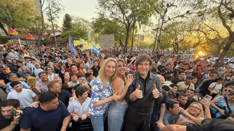 Javier Milei recorrió Corrientes junto a Virginia Gallardo