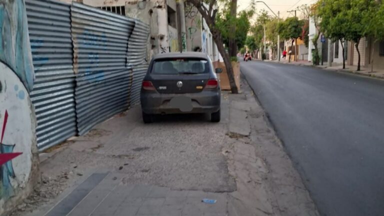 Auto mal estacionado obliga a peatones a bajar a la calle en Salta entre Prado y Esquiú