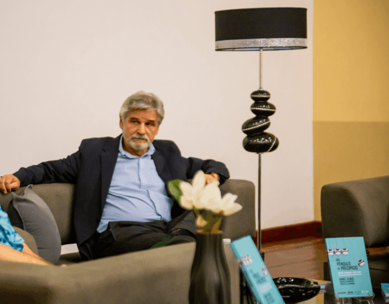 Del péndulo al precipicio: Daniel Filmus presentó su libro en la UNCA y alertó sobre el futuro de la ciencia y la educación en Argentina