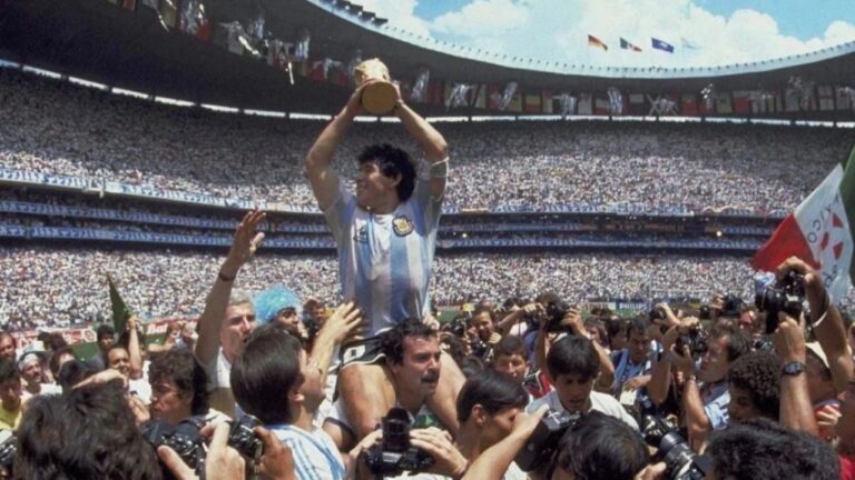 Murió Roberto Cejas, el hincha que alzó a Maradona en la histórica vuelta olímpica de México 86