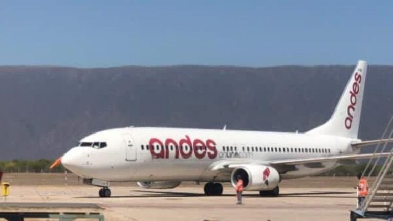 Demora en el aeropuerto Felipe Varela: habrían encontrado droga en jóvenes que viajaban rumbo a Bariloche