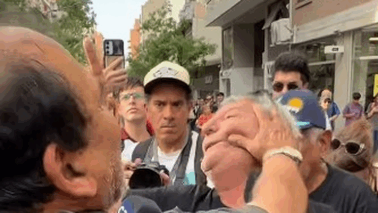 Militante libertario le pegó a un jubilado que protestaba en la previa de la recorrida de Milei