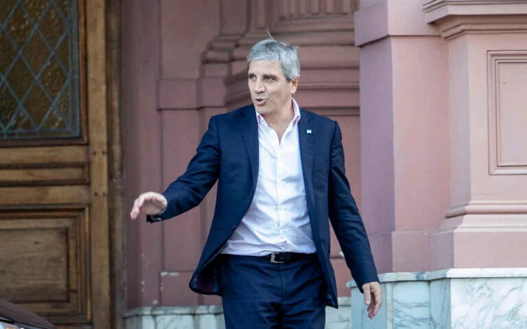 Caputo descartó cambios en equipo económico después de las elecciones