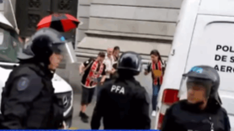 Un agente de la Policía Federal empujó a un manifestante en la movilización del Congreso