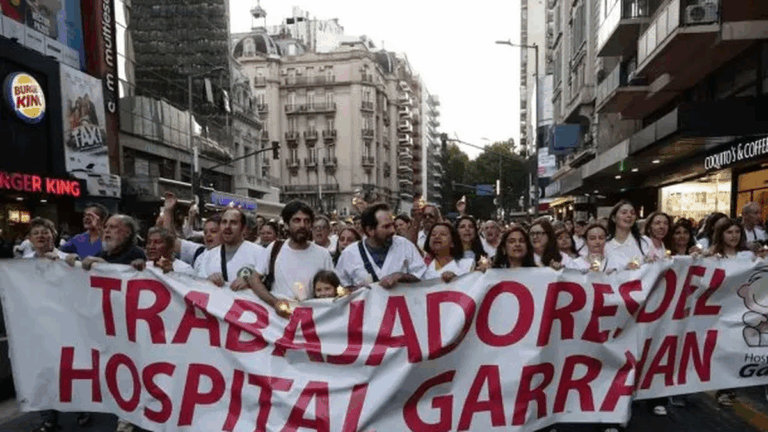 Denunciaron penalmente a Javier Milei por no aplicar la Ley de Emergencia Pediátrica