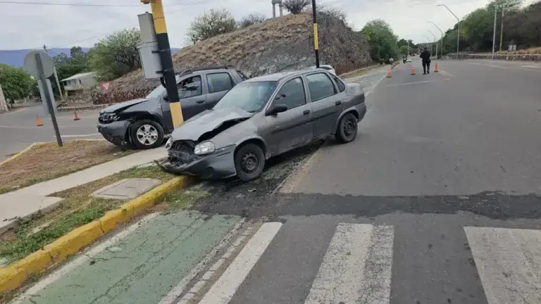 Dos vehículos colisionaron violentamente en Ruta Provincial 1