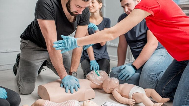 Ministerio de Salud capacita a docentes y estudiantes en Primeros Auxilios