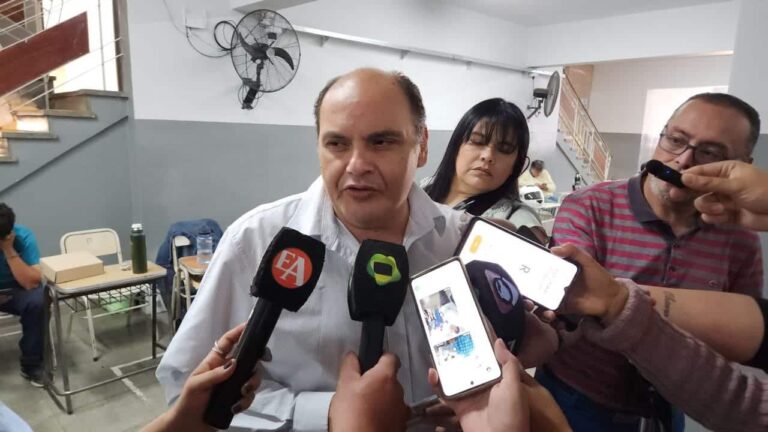 Saadi emitió su voto y destacó el proceso se desarrolla con normalidad