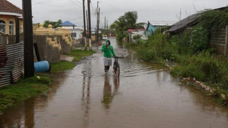 El huracán Melissa pone en alerta al Caribe por inundaciones y deslizamientos