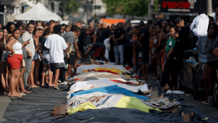 Sigue el horror en Rio de Janeiro: vecinos llevaron más de 50 cuerpos a una plaza y ascienden a 120 los muertos