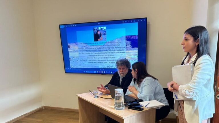 El arqueólogo francés Eric Boëda brindó ayer una charla en CATA