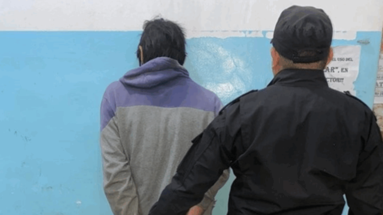 Detuvieron a un hombre tras atacar con un cuchillo en plaza 25 de Mayo