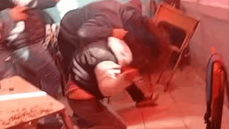 Una mujer ingresó a la escuela de su hija y atacó a una alumna de 14 años con una cadena