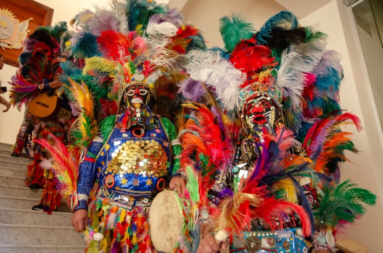 Las comparsas tuvieron su espacio en la Feria del Libro