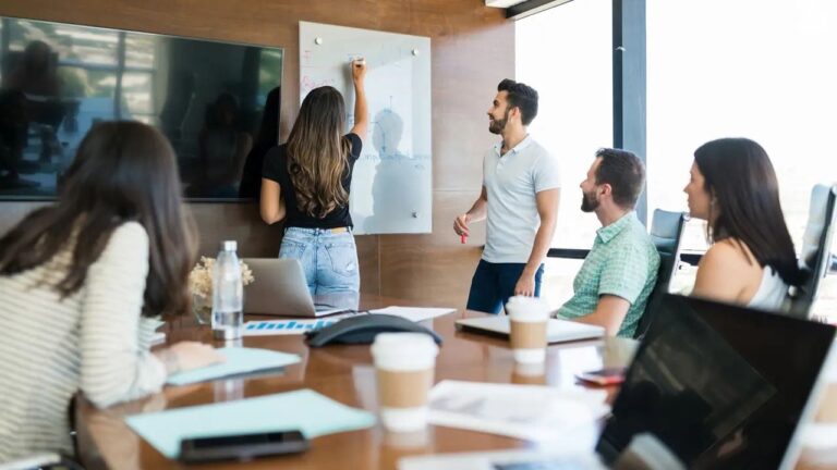 Pese al interés por la IA, solo una minoría de empresas capacita a sus trabajadores