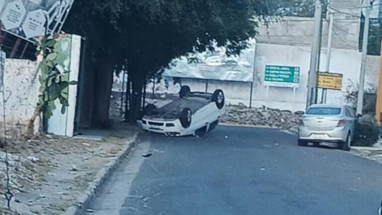 Chocó con un auto que estaba estacionado y terminó volcando