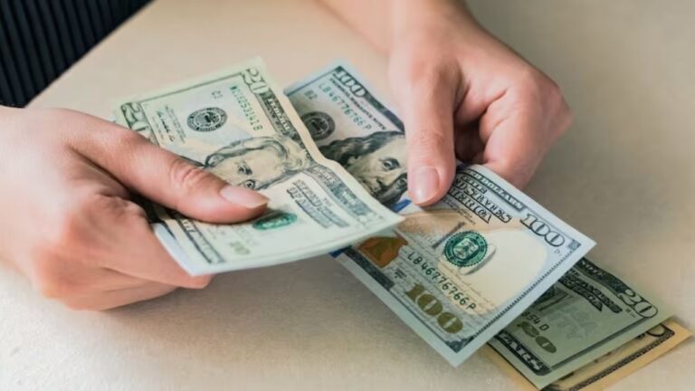 El dólar cayó y tocó el valor más bajo en un mes