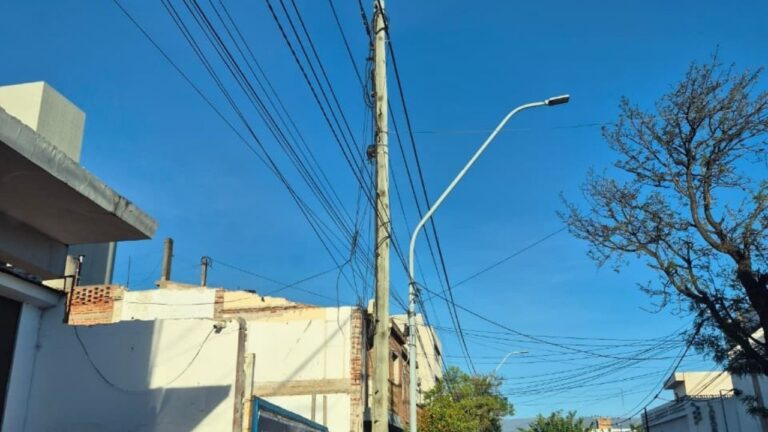 «Un poste de luz solo está sostenido por los cables»