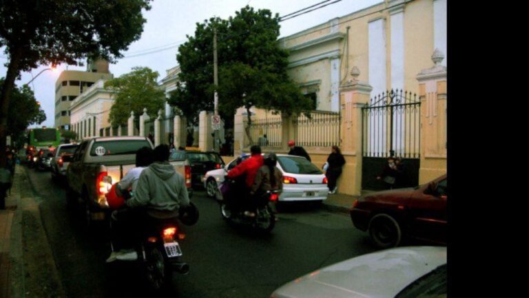 «Los chicos a la salida de las escuelas del centro, un caos total de transito»