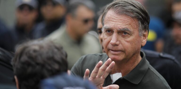 Bolsonaro fue enviado a prisión para cumplir su condena a 27 años de cárcel: denuncian que intentó romper su tobillera electrónica