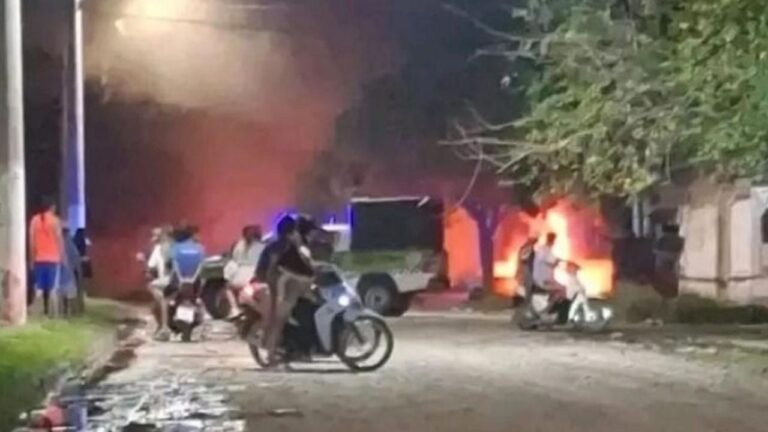 Vecinos incendiaron la casa de los presuntos atacantes tras la muerte de Zoe, la nena baleada en Tucumán