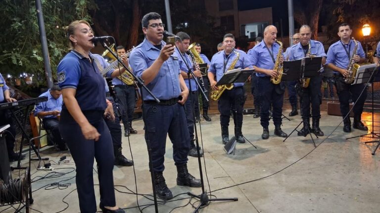La Banda de Música de la Policía celebró el Día Internacional de la Música con una retreta en la Plaza 25 de Mayo