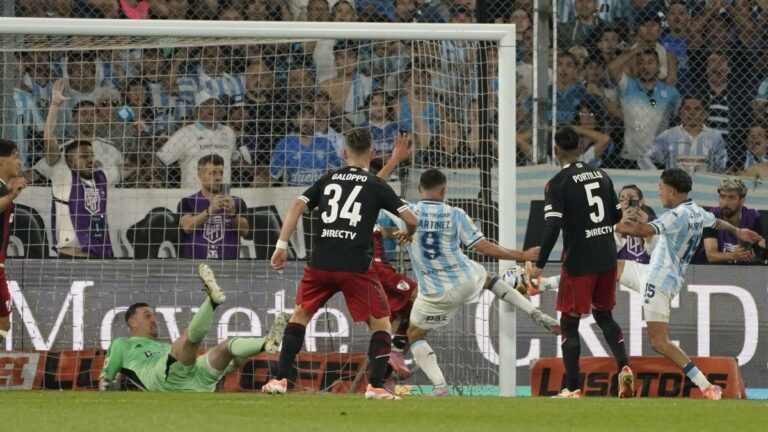 Racing le ganó a River 3-2  y está en cuartos de final