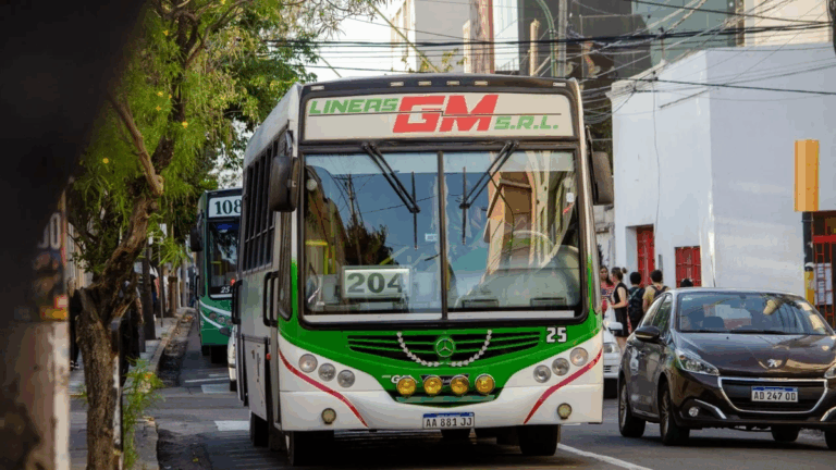 El boleto del colectivo ascenderá a $1.250 tras un acuerdo entre el Gobierno y empresas