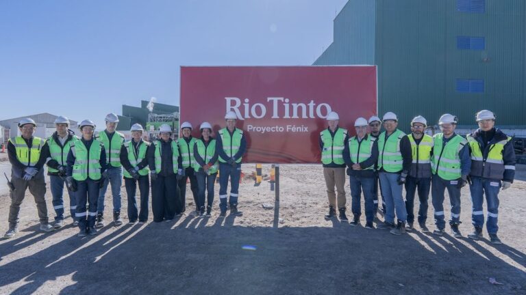 Jalil y el embajador del Reino Unido visitaron la planta Fénix