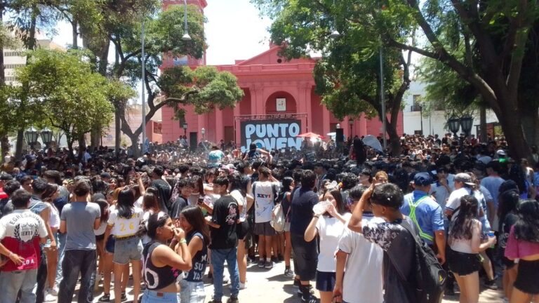 Estudiantes celebraron el UDQ con un colorido banderazo en la plaza 25 de Mayo