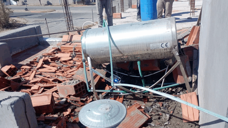 Grave siniestro en Valle Chico: una pared de dúplex en construcción cayó sobre una vivienda familiar