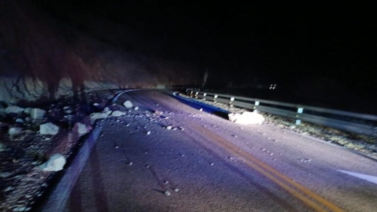 Por desprendimientos en calzada, transitar con precaución por RN 40, en La Quebrada de Belén Catamarca