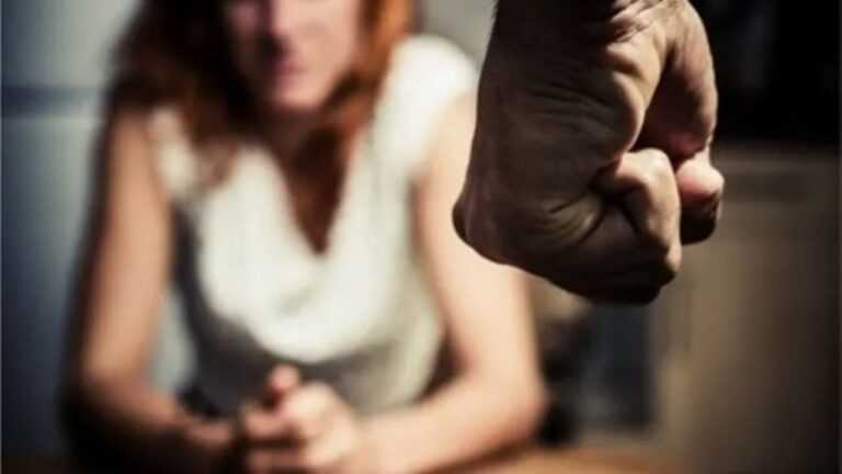 Tiene 25 años y lo arrestaron por agredir a su novia de 16