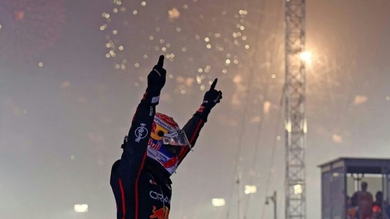 Verstappen se quedó con el triunfo en Qatar por un error de McLaren y Colapinto terminó 14