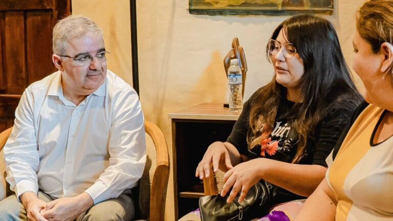 La estudiante catamarqueña accidentada en Córdoba fue recibida por Raúl Jalil