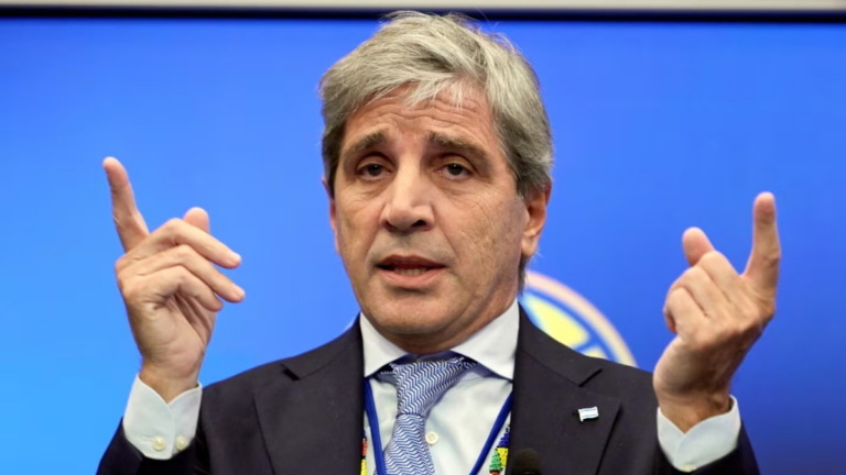 Banco internacional durísimo con Caputo: Argentina no crece, las reservas están peor que antes de Milei y la deuda aumentó