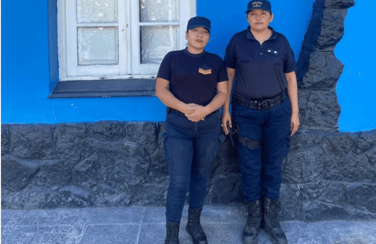 Heroínas en acción: policías salvan la vida de un bebé que se estaba ahogando