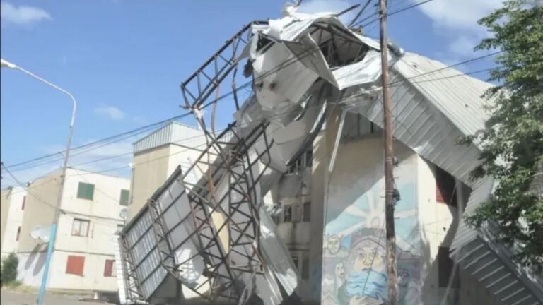 Cayó el cielorraso de un edificio en Comodoro Rivadavia y cuatro departamentos quedaron tapados por escombros