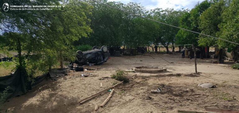 Volcó y terminó dentro de una vivienda en ruta provincial 30