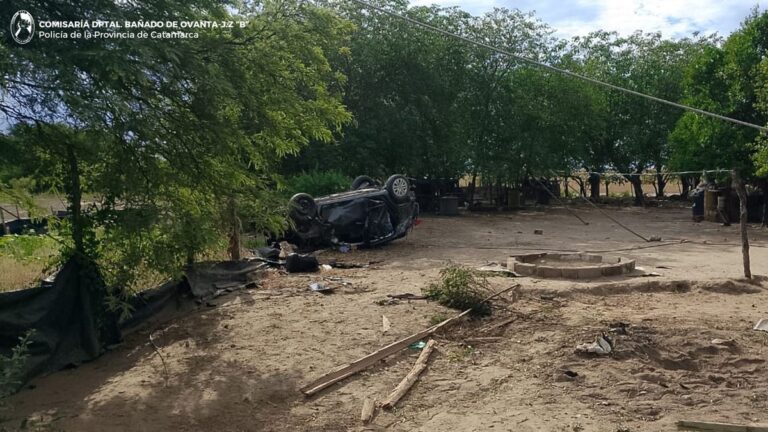 Un auto volcó y terminó dentro de una vivienda en El Talarcito: tres personas resultaron heridas