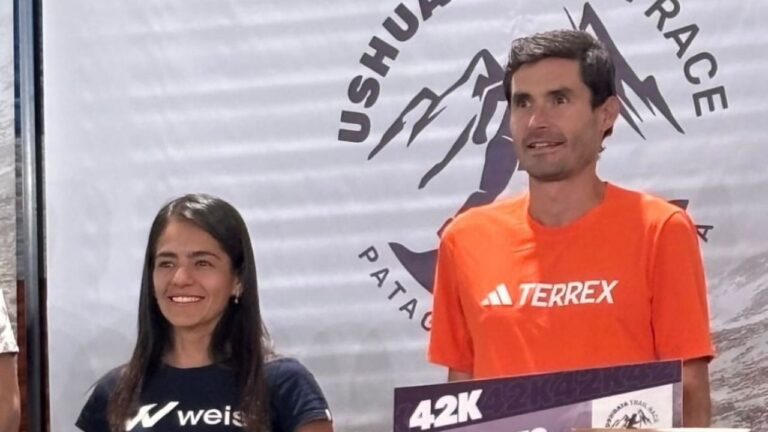 Joaquín Narváez y Anabel Oviedo en lo más alto del Ushuaia Trail Race