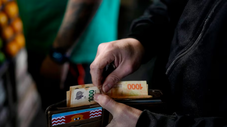 Siete de cada diez trabajadores ganan menos de un millón de pesos