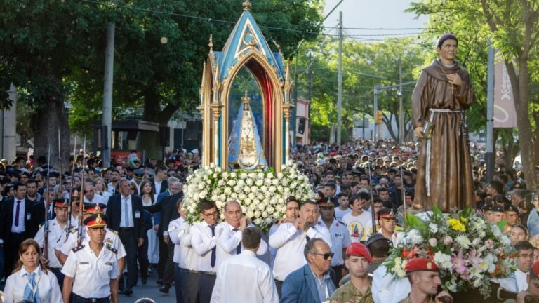 Miles de fieles acompañan a la Virgen del Valle