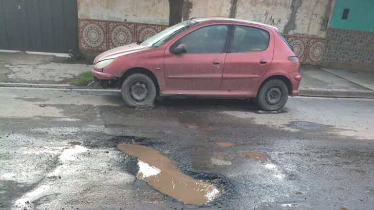 Vecinos advierten por un bache peligroso que lleva un meses sin solución