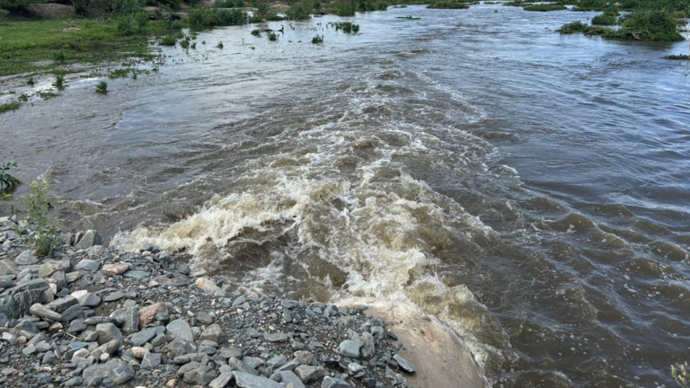 La crecida del río obligó a cortar el paso entre El Pantanillo y el aeropuerto