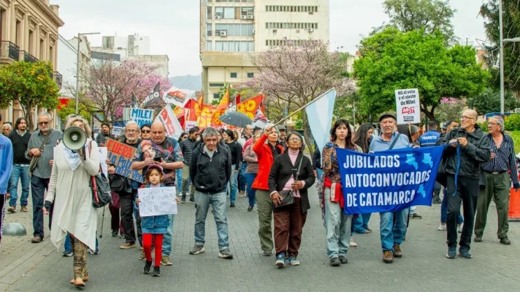 Jubilados autoconvocados marchan en Catamarca contra la reforma laboral y el ajuste del Gobierno nacional